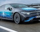 Az EQS szilárdtest-akkumulátorával 620 mérföldet lehet megtenni egy feltöltéssel. (Kép forrása: Mercedes)