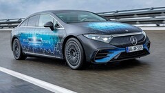 Az EQS szilárdtest-akkumulátorával 620 mérföldet lehet megtenni egy feltöltéssel. (Kép forrása: Mercedes)