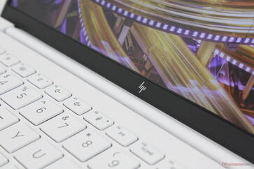 A zsanérok nem túl erősek, de a fedél olyan könnyű, hogy a billegés nem jelent problémát