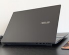 Új Asus V16 laptop kínál jó ár-érték alatt $1000, de a teljesen műanyag tok csalódást okoz a mi mélyreható tesztelés (Kép forrása: Notebookcheck)