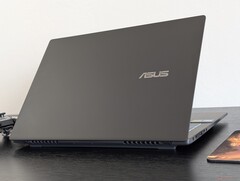 Új Asus V16 laptop kínál jó ár-érték alatt $1000, de a teljesen műanyag tok csalódást okoz a mi mélyreható tesztelés (Kép forrása: Notebookcheck)