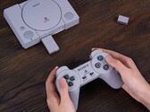 A 8BitDo Mod Kit az eredeti PlayStation Controllerhez Bluetooth-támogatást és újratölthető akkumulátort kínál. (Kép forrása: 8BitDo)