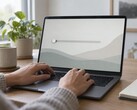 Kezek egy laptop billentyűzetén, a képernyő bal szélén egy csúszka
