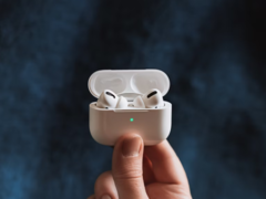Az SPR AVS-t (Spatial Relay Audio-Visual Sync) először a Apple valósítja meg az iPhone 17, az AirPods Pro 3 és a Vision Pro készülékekben. A képen - az AirPods Pro. (Kép forrása: Omid armin az Unsplash-en)