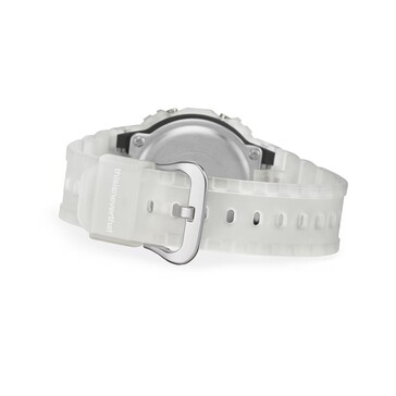 A G-Shock DW-5600TNT-7 átlátszó műanyag szíjának és csatjának hátsó nézete.