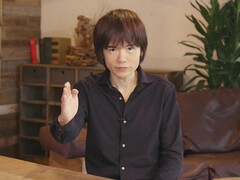 A Nintendo játékfejlesztője, Masahiro Sakurai az asztalnál ülve (Kép forrása: The Guardian)
