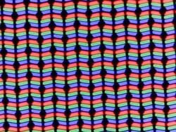 Az LC-kijelző klasszikus RGB alpixel-mátrixot használ, amely egy piros, egy kék és egy zöld fénykibocsátó diódából áll.