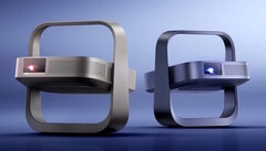 Az Elfin Flip 4K (balra) és a Flip Laser projektorok kompakt, függőleges egységgé összecsukhatóak a tároláshoz.