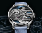 Az Armin Strom Gravity Equal Force Ultimate Sapphire Blue (a képen) 41 mm-es rozsdamentes acél tokkal rendelkezik, amely egy átlátszó zafír számlapot tartalmaz. (Kép forrása: Armin Strom)