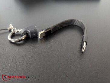 ...egy nagyon gyors, rövid USB-C kábel az adatátvitelhez és a tápellátáshoz (akár 240 W)