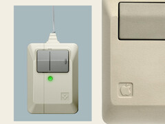 A Spigen új AirPods Pro 3 tartozéka a Apple eredeti Macintosh egere mellett.