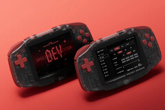 A Konkr Pocket Advance Developers’ Special Edition piros gombokkal és áttetsző burkolattal rendelkezik.