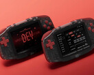 A Konkr Pocket Advance Developers’ Special Edition piros gombokkal és áttetsző burkolattal rendelkezik.