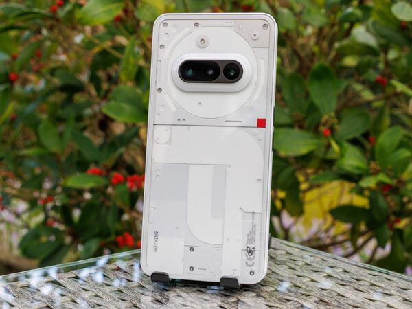 A Nothing Phone (3a) Lite fekete és fehér színben lesz kapható, akárcsak a Nothing Phone 3a (a képen látható). (Kép forrása: Notebookcheck)