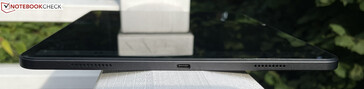 Jobbra: hangszóró, USB-C 2.0, hangszóró