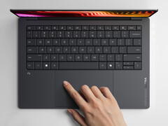 A HP új OmniBook Ultra 14 Eclipse Grey színváltozatban. (Kép forrása: HP)