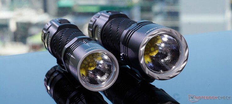 A Nitecore EDC33 (balra) és EDC35 (jobbra). (fotó: Andreas Sebayang/Notebookcheck.com)