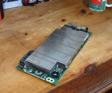 AMD BC250 lap nagyméretű passzív hűtőbordával. (Kép forrása: Budget-Builds Official via YouTube)