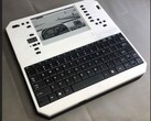 Az Evertop PC egy IBM XT klón, akár 500 órás akkumulátoros üzemidővel és napelemes töltéssel. (Kép forrása: ericjenott via Github)