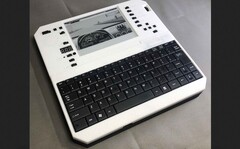 Az Evertop PC egy IBM XT klón, akár 500 órás akkumulátoros üzemidővel és napelemes töltéssel. (Kép forrása: ericjenott via Github)