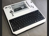 Az Evertop PC egy IBM XT klón, akár 500 órás akkumulátoros üzemidővel és napelemes töltéssel. (Kép forrása: ericjenott via Github)