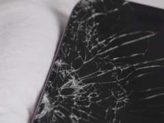 Az iPhone 17 Pro (a képen) kijelzője az első ejtési kísérletnél összetört, bár utána is rendben működött. (A kép forrása: Allstate Protection Plans/YouTube)