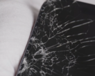 Az iPhone 17 Pro (a képen) kijelzője az első ejtési kísérletnél összetört, bár utána is rendben működött. (A kép forrása: Allstate Protection Plans/YouTube)
