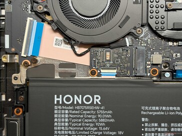 Kiegészítő SSD foglalat