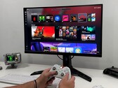 A Windows 11 Full Screen Experience (FSE) kezelőfelülete egy monitoron, a navigációhoz használt Xbox kontrollerrel (Kép forrása: YouTube/ETA Prime)