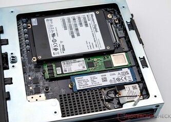 Minisforum MS-01 három SSD-vel felszerelve