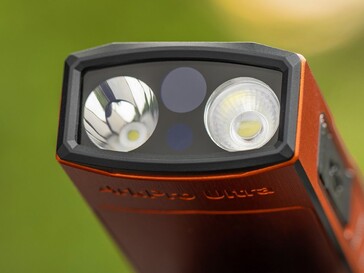 Az Olight ArkPro Ultra rendelkezik széles sugárzású lámpával, pontfénylámpával, UV-fénnyel és zöld lézerrel.