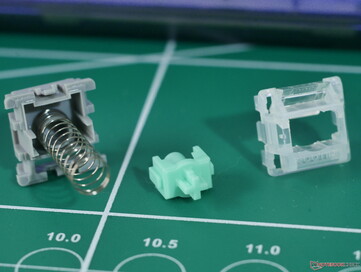 Wooting Lekker Tikken kapcsoló szétszerelése - a kapcsoló síneken van egy vékony réteg kenőanyag, de nem túl sok, hogy lomhának érezzük őket. (Kép forrása: Julian van der Merwe / Notebookcheck)