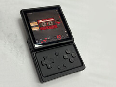 Az Anbernic új kéziszámítógépét a két ígért színválaszték egyikében.