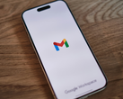Egy iPhone a Gmail logóval a képernyőn.
