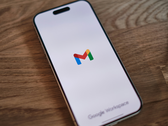 Egy iPhone a Gmail logóval a képernyőn.