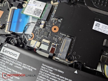 Egy második, üres SSD-hely