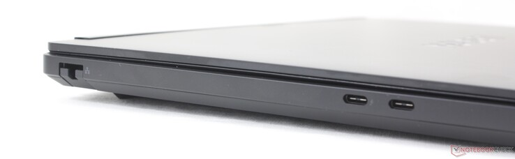 Bal oldalon: RJ-45 (1 Gbps), USB-C Thunderbolt 4 DisplayPort 2.1-el és tápellátással, USB-C DisplayPort 2.1-el és tápellátással (10 Gbps)