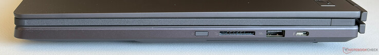 Jobb oldal: USB-A 3.2 Gen.2 (10 Gbps), USB-C 4.0 w/ Thunderbolt 4 (40 Gbps, DisplayPort, Power Delivery)