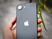Akárcsak a képen látható iPhone 16e, a Apple iPhone 17e is csak egyetlen kamerát kínál a hátoldalon
