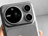 Az Honor Magic9 Pro Max feltehetően mesterséges intelligenciával generált képe, amely állítólag egy Arri kamerával rendelkezik, négyzet alakú elülső kameraszenzorral.