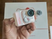 Az Insta360 Go Ultra Hello Kitty limitált kiadású akciókamera 200 perc üzemidőt kínál