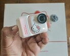 Az Insta360 Go Ultra Hello Kitty limitált kiadású akciókamera 200 perc üzemidőt kínál