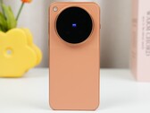 Egy hongkongi kereskedő terméklistája szerint a narancssárga Vivo X500 Pro Max globális modellként is elérhető lesz, az EU-s változaténál nagyobb akkumulátorral.