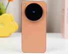 Egy hongkongi kereskedő terméklistája szerint a narancssárga Vivo X500 Pro Max globális modellként is elérhető lesz, az EU-s változaténál nagyobb akkumulátorral.