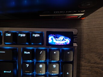 A kijelző sokkal könnyebbé teszi a beállítások módosítását közvetlenül a billentyűzeten, és animációkat is képes megjeleníteni. (Kép forrása: Notebookcheck)