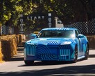 A „Blue Exuberant Modernism Camouflage” színű Jaguar Type 01 EV száguld el a Goodwood Hill Climb rajtrácsa mellett