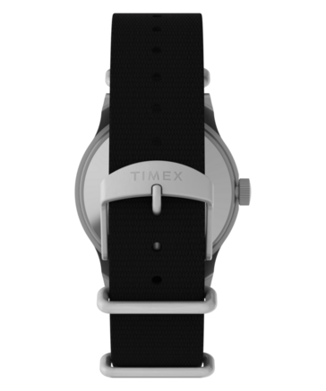 A Peanuts x Timex Snoopy MK1 hátulról látható, ezüst háttérrel és fekete szövet szíjjal.