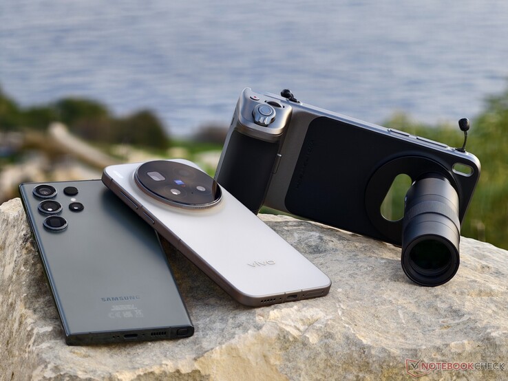 A Vivo X300 Pro telekonverterrel a Samsung Galaxy S23 Ultra 10x teleobjektíves kamerájának kissé nagyobb méretű helyettesítője. (Kép forrása: Alexander Fagot, Notebookcheck)