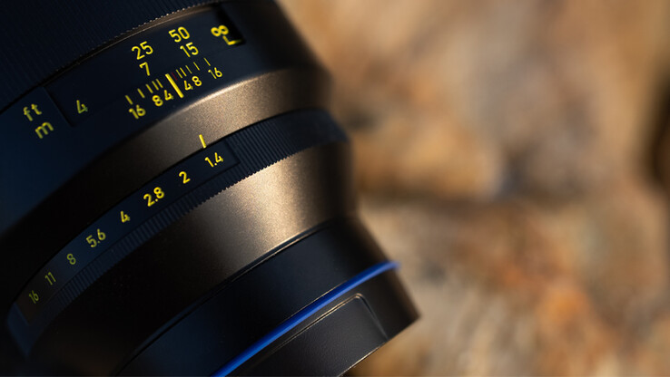 A ZEISS objektívek jellegzetes sárga gravírozása lehetővé teszi a megfelelő kézi fókuszálást. (Kép forrása: B&amp;H)