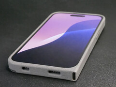 Az Obsoless iPh0n3 nylon kialakítású és oldalra szerelt USB Type-C porttal rendelkezik. (Kép forrása: Ken Pillonel)